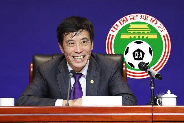 最近几场比赛，通常踢左后卫的本-戴维斯被迫客串中卫。